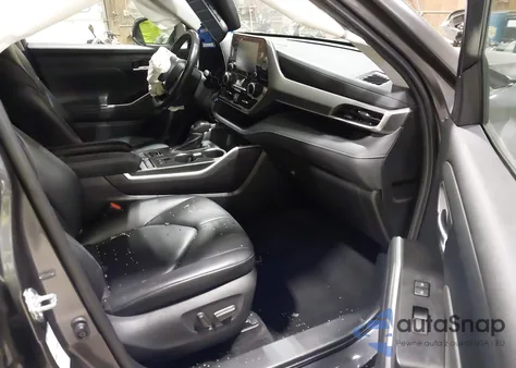 2021 Toyota Highlander Xle z USA, uszkodzony, nr VIN 5TDGZRBH2MS155390